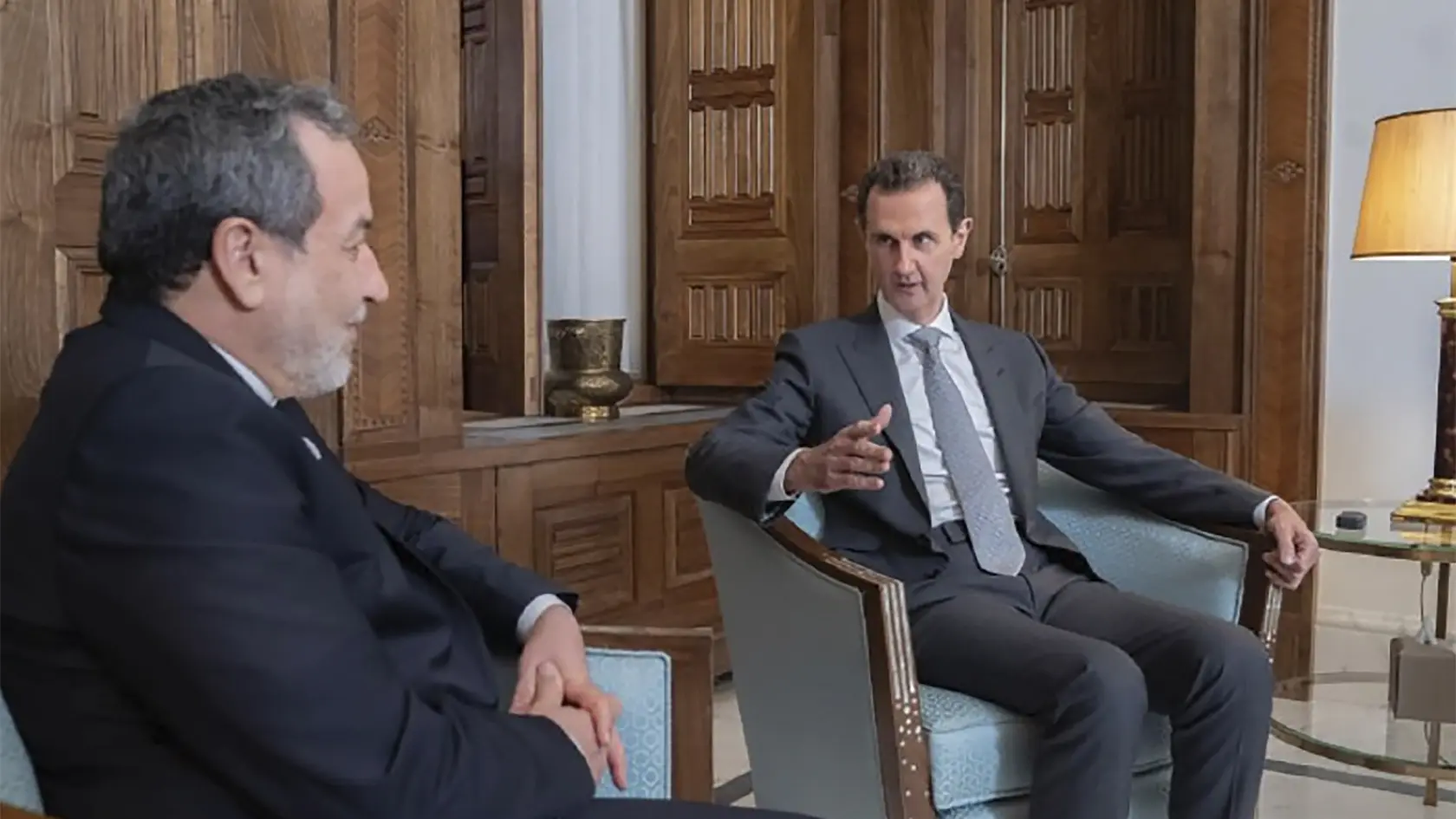 JB 18 Damask - Sýrsky prezident Bašár Asad (vpravo) sa rozpráva s iránskym ministrom zahraničných vecí Abbásom Arákčím počas ich stretnutia v Damasku 1. decembra 2024. FOTO TASR/AP

This photo released on the official Telegram page of the Syrian Presidency shows Iranian Foreign Minister Abbas Araghchi, left, and Syrian President Bashar Assad meeting in Damascus, Syria, Sunday, Dec. 1, 2024. (Syrian Presidency Telegram page via AP)