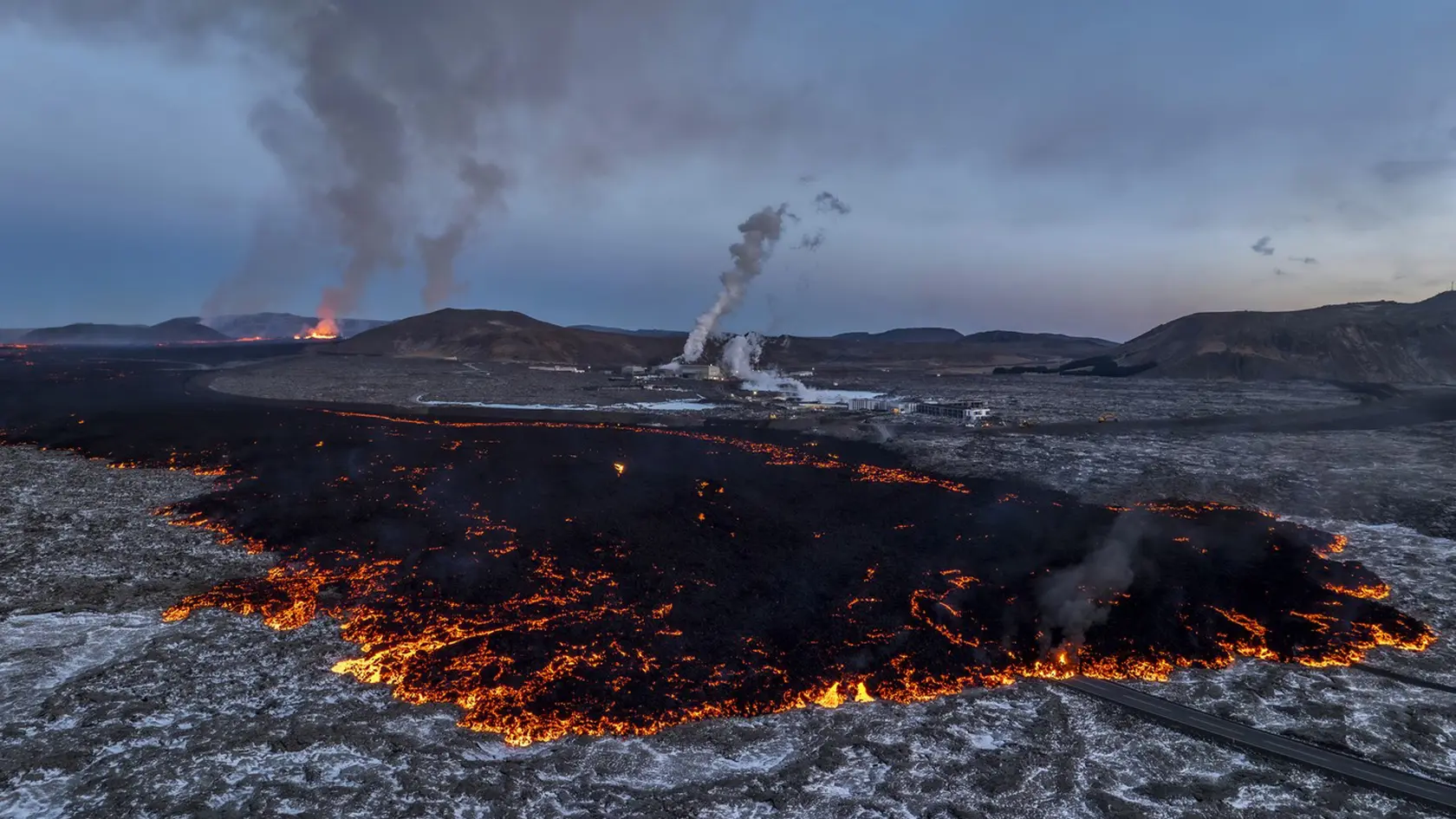 Parkovisko neďaleko najväčšej turistickej atrakcie Islandu, geotermálnych prameňov Modrá lagúna,  zaplavila láva z neďalekej sopky. Kúpele už skôr evakuovali. Bazény s termálnou vodou však nie sú ohrozené, keďže lávu zadržala ochranná stena.