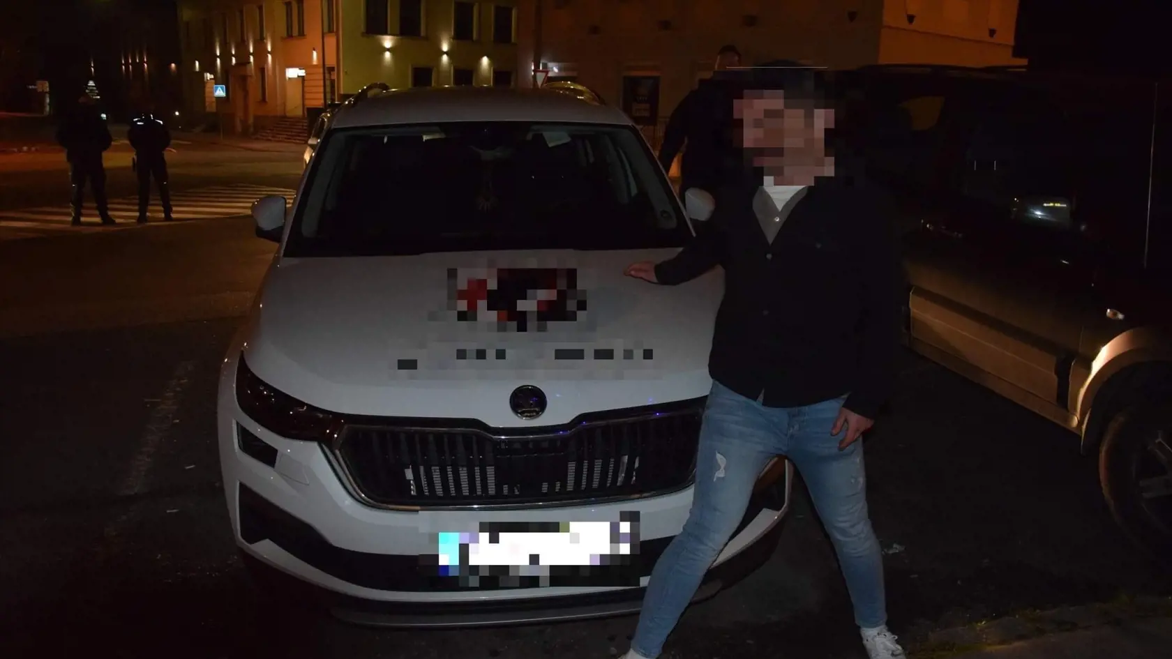 Podľa doposiaľ zistených informácií, 21-ročný vodič pri cúvaní narazil do parkovacieho automatu spolu s dopravnou značkou, pričom následne odišiel na ulicu Horná Strieborná odkiaľ začal s vozidlom cúvať naspäť na parkovisko. Tu narazil aj do odparkovaného vozidla Mercedes Benz.