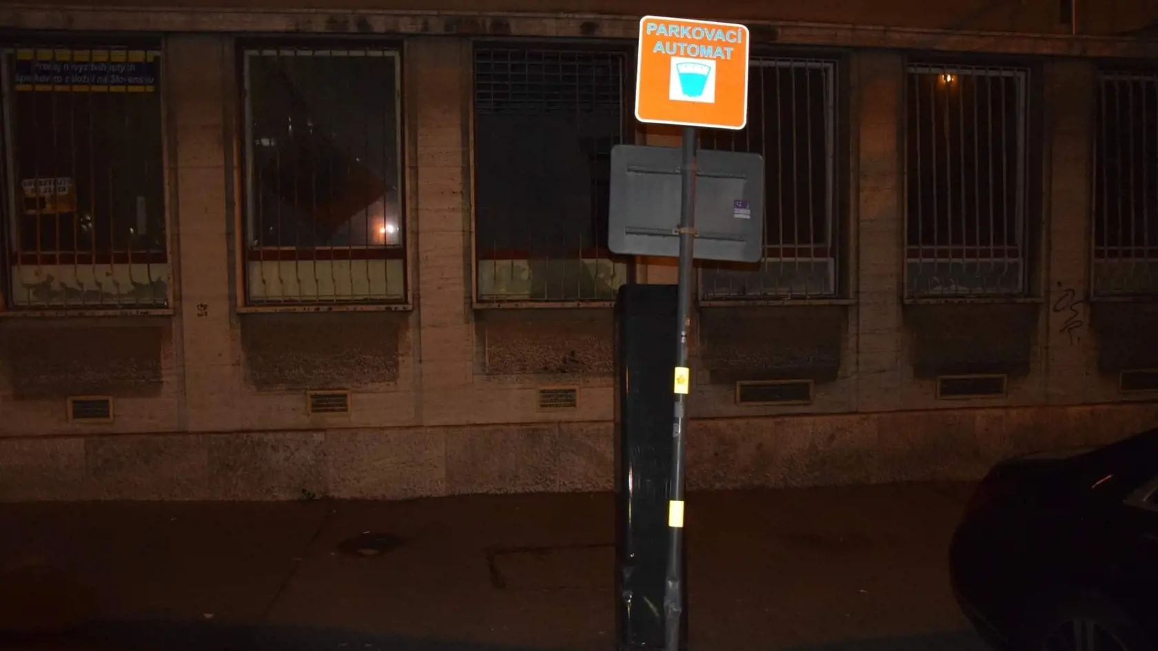 Okresný dopravný inšpektorát v Banskej Bystrici vyšetruje dopravnú nehodu, ku ktorej došlo v nedeľu (20.11.) v skorých ranných hodinách na parkovisku, na Striebornom Námestí v Banskej Bystrici.