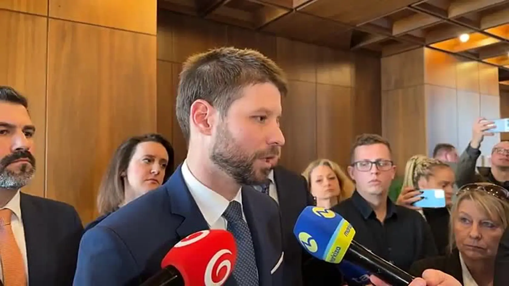 "V čase, keď sa rodí nová bezpečnostná architektúra Európy, sa predseda vlády, namiesto toho, aby investoval do posilnenia vzťahov s kľúčovými európskymi partnermi, spolieha na to, čo vyrokujú americký a ruský prezident Donald Trump a Vladimír Putin," vyhlásil Šinečka vo štvrtok 6. marca 2025.