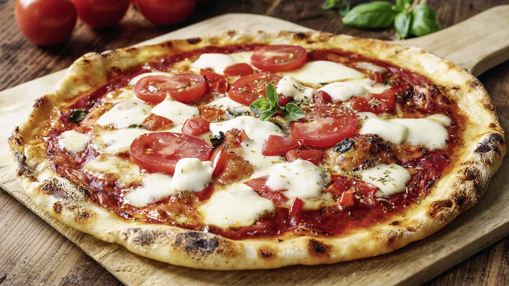 Čerstvá domáca talianska pizza s mozzarellou di bufala a bazalkou.
