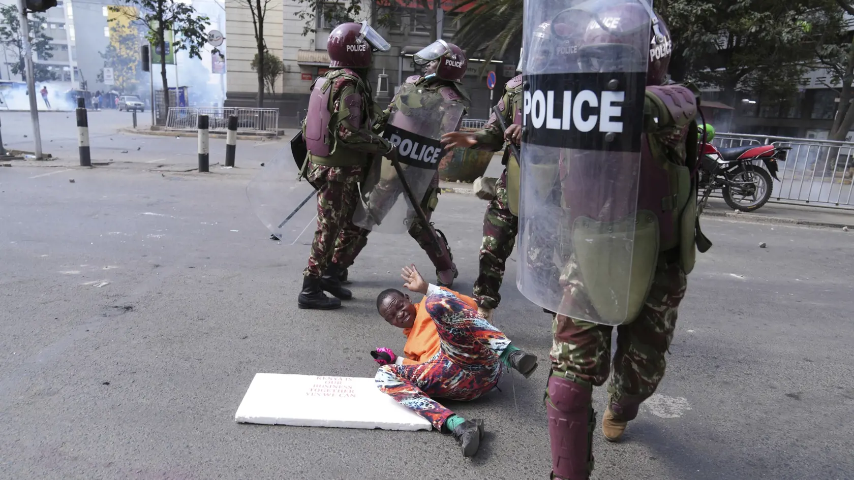 WA 13 Nairobi - Kenskí policajti bijú demonštranta počas protestu proti zavedeniu nových daní v centre Nairobi v utorok 25. júna 2024. FOTO TASR/AP 

Kenya police beat a protester during a protest over proposed tax hikes in a finance bill in downtown Nairobi, Kenya Tuesday, June. 25, 2024. (AP Photo/Brian Inganga)