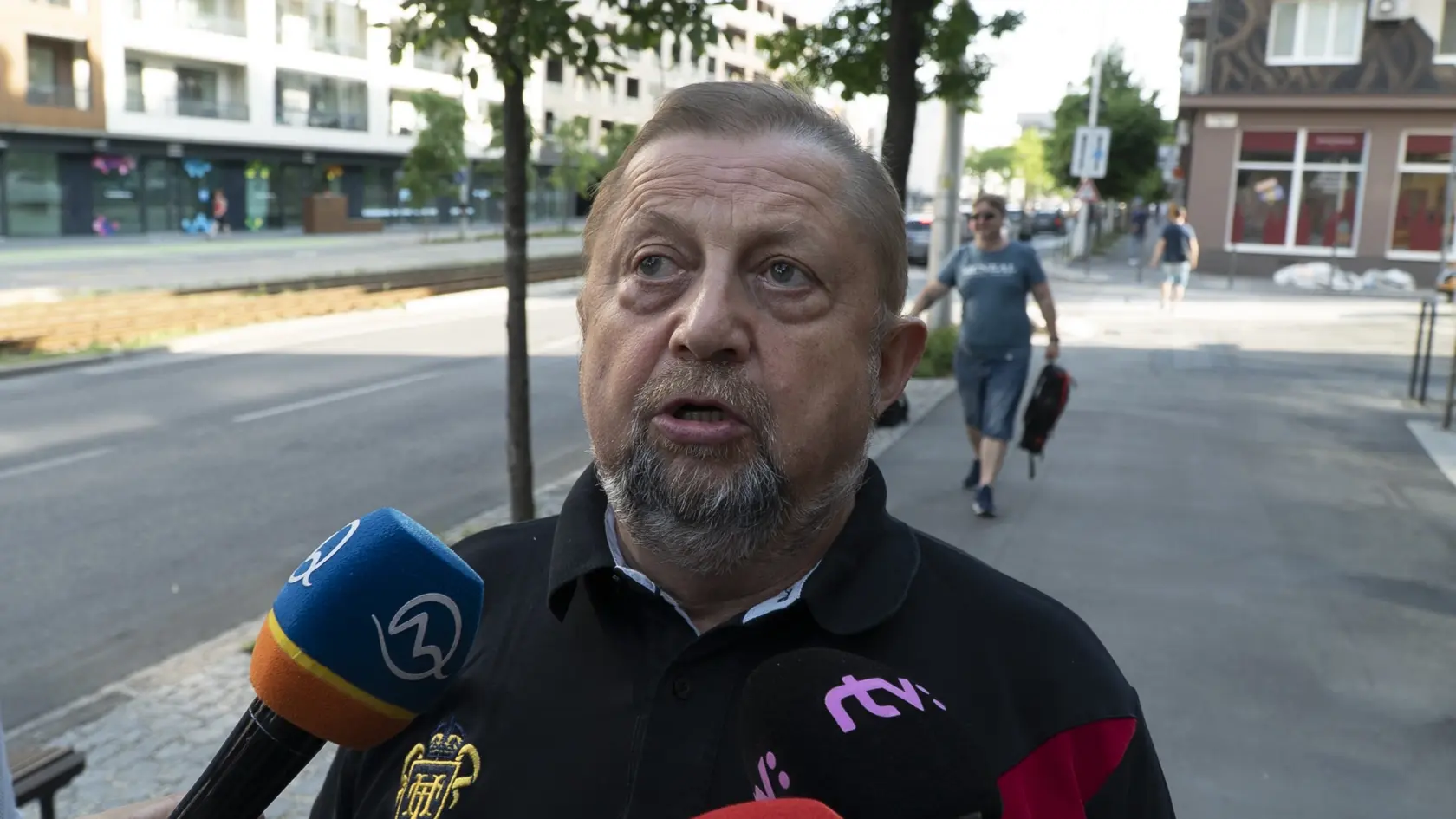 Štefan Harabin po prepustení pred budovou policajného prezídia.