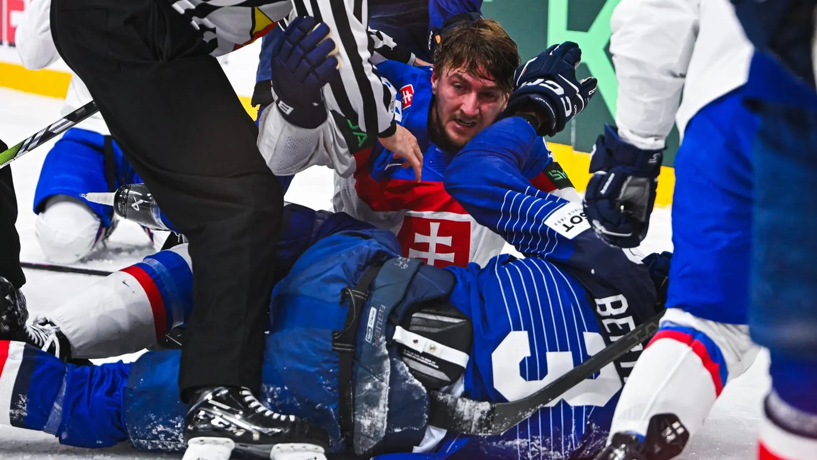 Pavol Regenda v podobných situáciách rozhodne nie je výnimkou. Náš útočník skončil bez prilby.