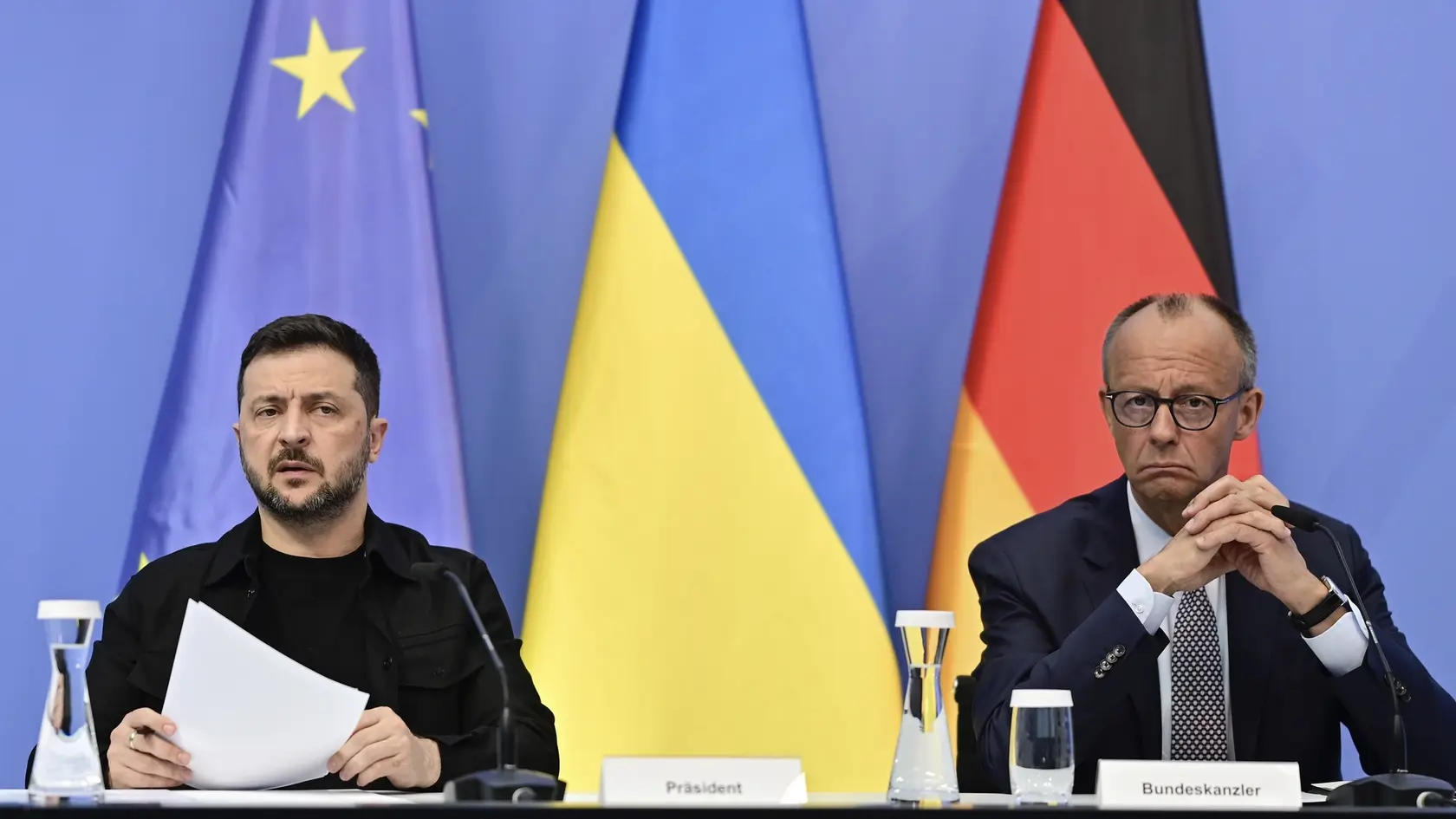 Ukrajinský prezident Volodymyr Zelenskyj (vľavo) a nemecký kancelár Friedrich Merz počas videokonferencie európskych lídrov s americkým prezidentom Donaldom Trumpom o vojne na Ukrajine, v stredu 13. augusta 2025 v Berlíne. Nemecký kancelár Friedrich Merz hostí niekoľko videokonferencií, na ktorých budú európski, ukrajinskí a americkí predstavitelia hovoriť o situácii na Ukrajine. Online stretnutie narýchlo zvolal nemecký kancelár Friedrich Merz pred piatkovým stretnutím Trumpa so šéfom Kremľa Vladimirom Putinom na Aljaške.