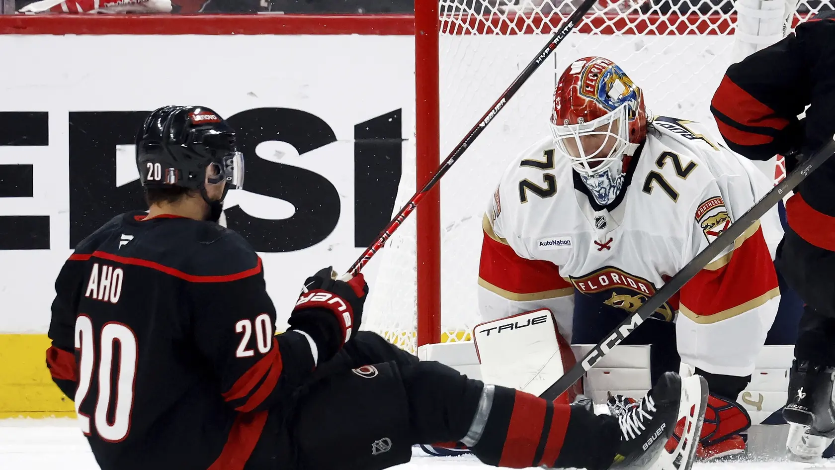 Na snímke hokejista Caroliny Sebastian Aho (vľavo) a brankár Floridy Sergei Bobrovskij vo finále Východnej konferencie v play off NHL.