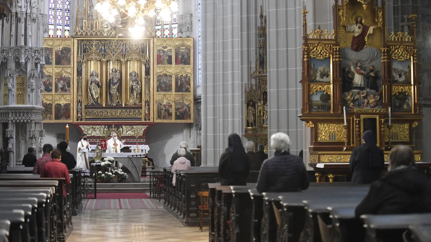 Po otvorení obchodov pre všetkých žiadajú predstavitelia cirkví rovnaké uvoľnenie opatrení aj pre bohoslužby. Na snímkach protipandemické opatrenia v kostoloch.