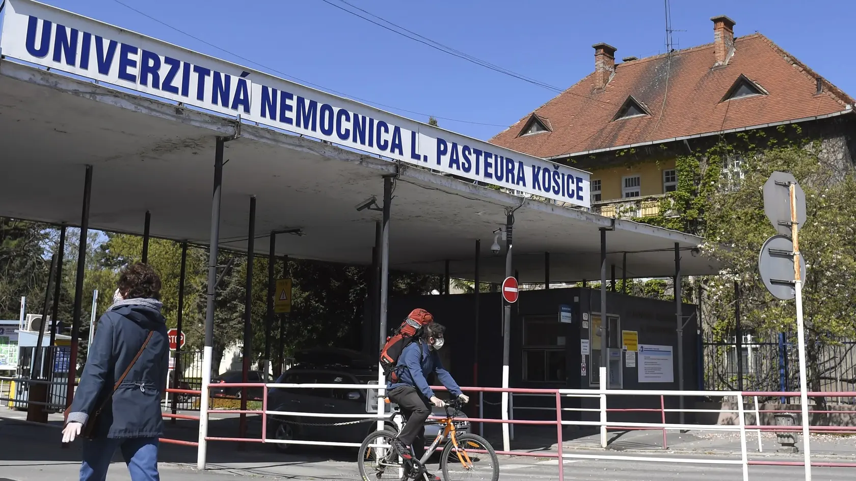 V areáli košickej Univerzitnej nemocnice Louisa Pasteura na Rastislavovej ulici v nedeľu (13. 4.) popoludní našli 57-ročného muža bez známok života so strelným poranením. Potvrdila to košická krajská policajná hovorkyňa Jana Mésarová s tým, že cudzie zavinenie predbežne zistené nebolo. (Ilustračné foto)