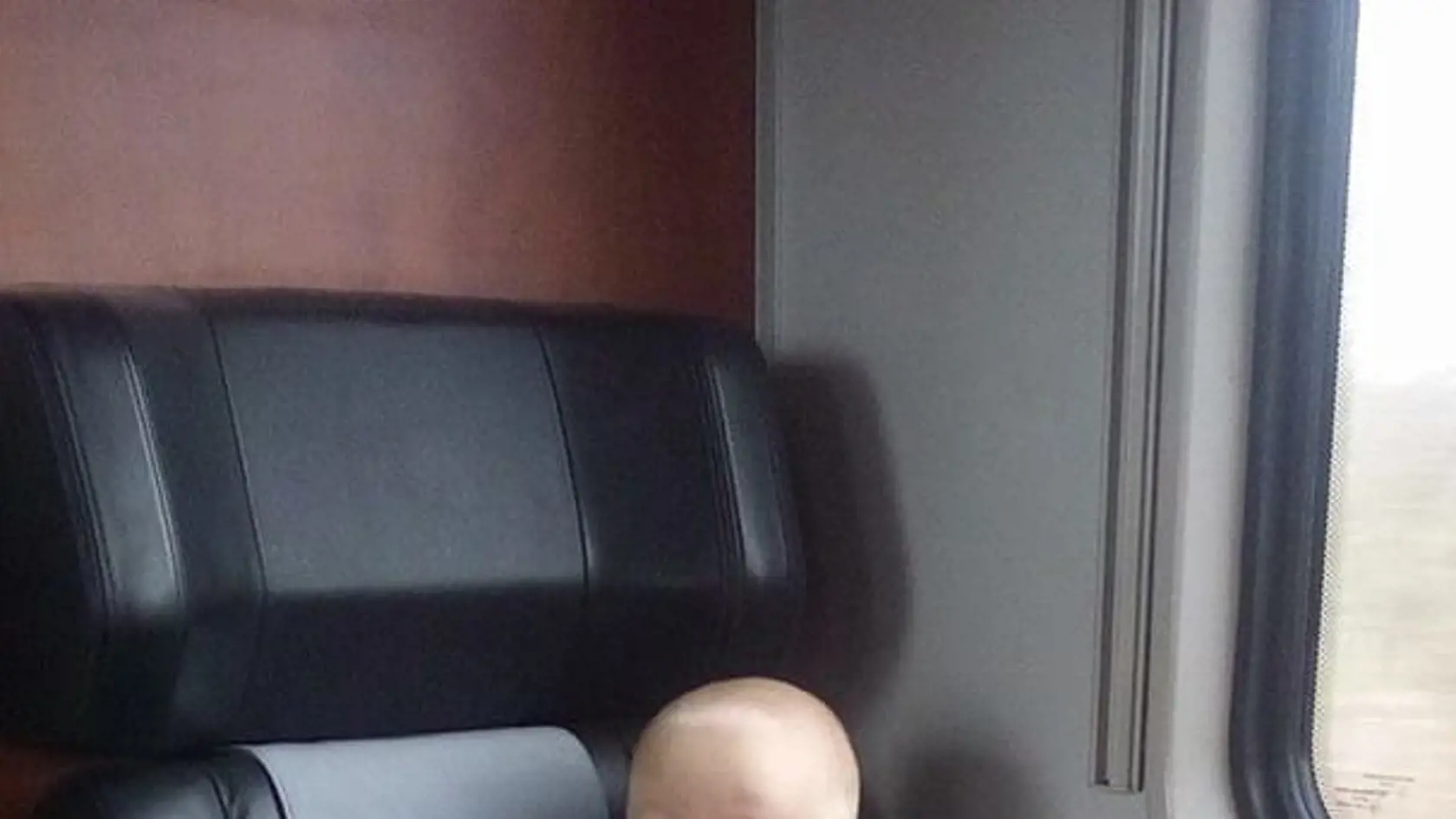 Lukáško vo vlaku cestou na operáciu.