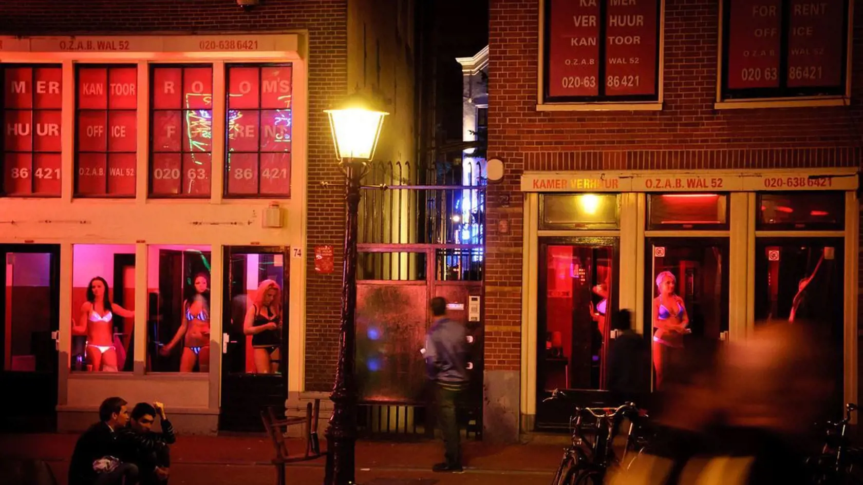 RANA PRE HOLANDSKO Prostitúcia je legálna. Známy je najmä Red Light District v Amsterdame. Teraz je vyľudnený.