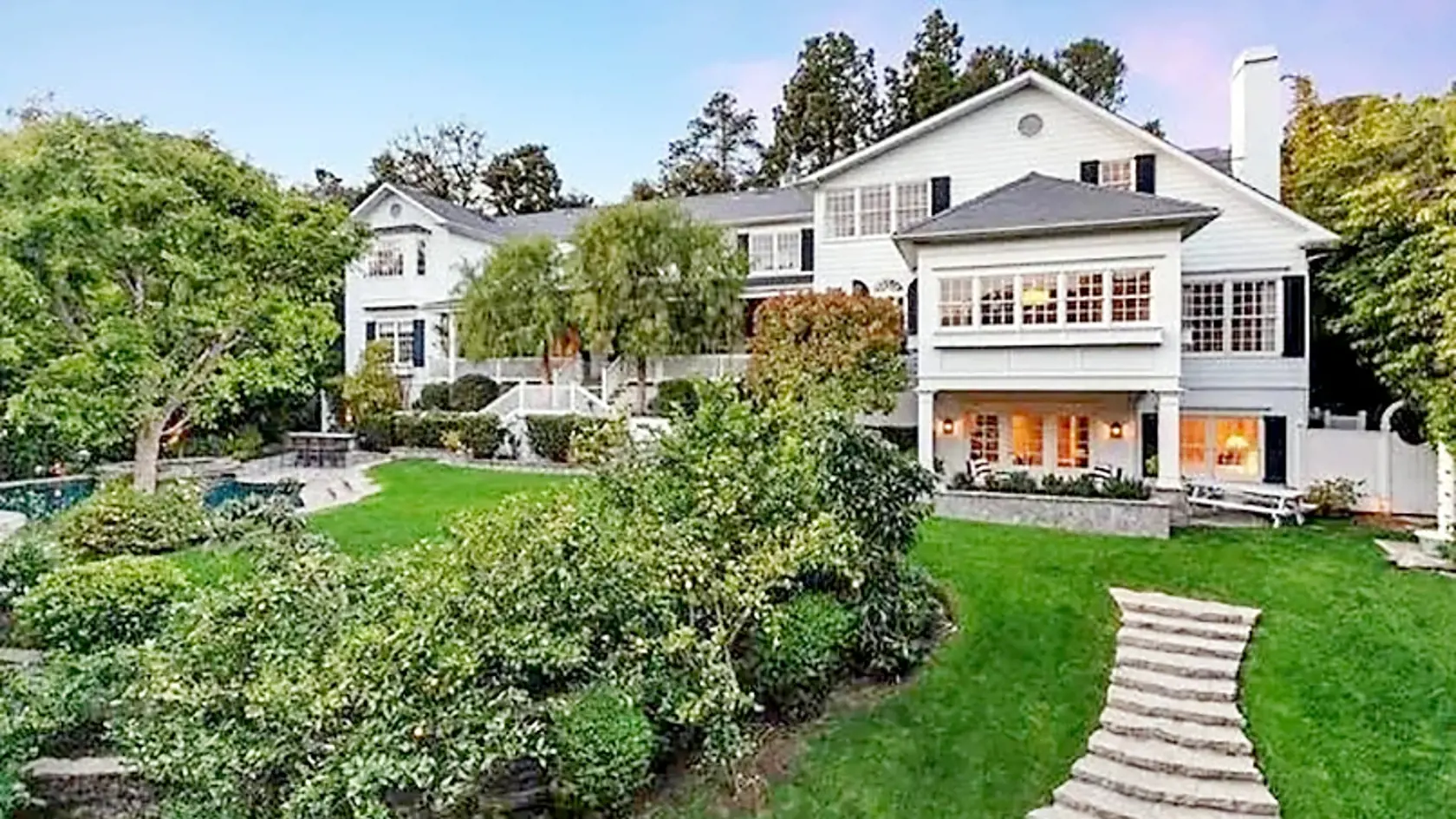 Mila Kunis a Ashton Kutcher predávajú svoj dom v Beverly Hills.