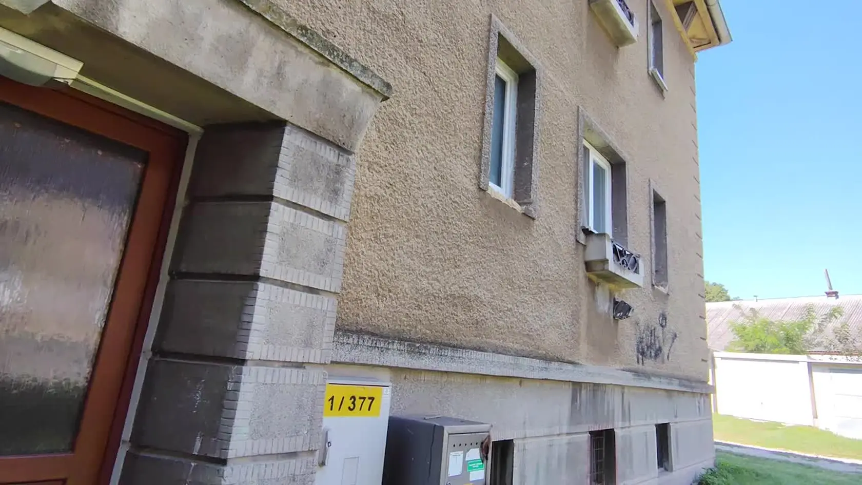 Kričanie o pomoc a zvuk padajúceho nábytku! Takto popisujú obyvatelia hrôzostrašnú udalosť, ktorá sa odohrala v ich bytovom dome v Nitre. Privolaní policajti našli ležať v kaluži krvi 30-ročnú Jarmilu spolu s útočníkom, 22-ročným Andrejom.