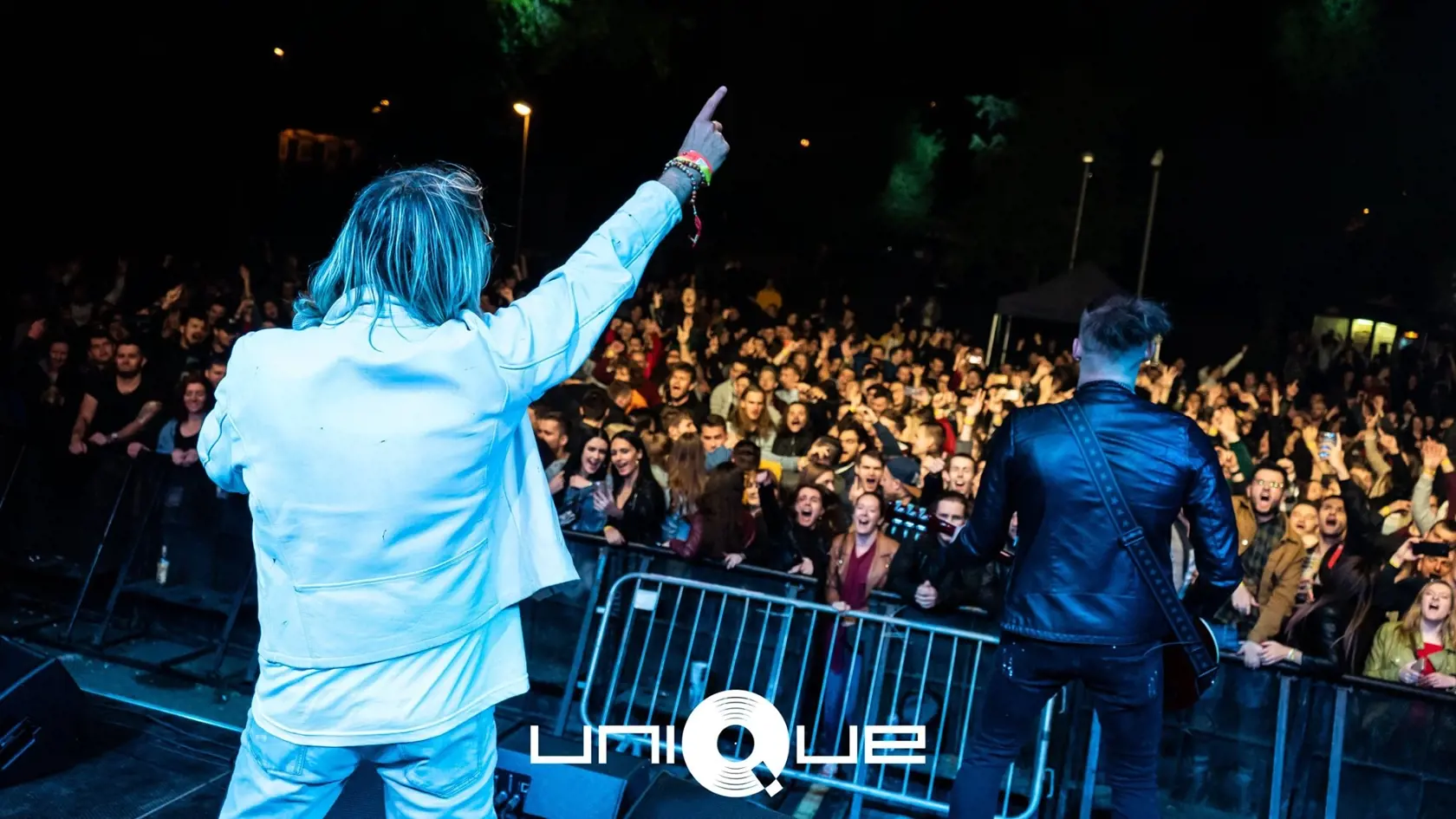 Na sociálnej sieti ponúka koncert, moderovanie, hosťovanie v televíznej relácii, v rádiu a iných médiách, na účinkovanie v reklamách a videospotoch.
