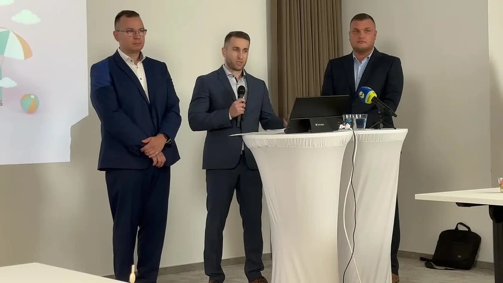 Blíži sa čas letných dovoleniek, teda mesiace, kedy najviac Slovákov odchádza za relaxom do zahraničia. Príjemné dni ale môžu ľuďom znepríjemniť tráviace ťažkosti, úpaly, ale aj úrazy či vážnejšie problémy. Zabúdať by sme preto nemali na cestovné poistenie, ktoré dokáže ušetriť tisícky eur.