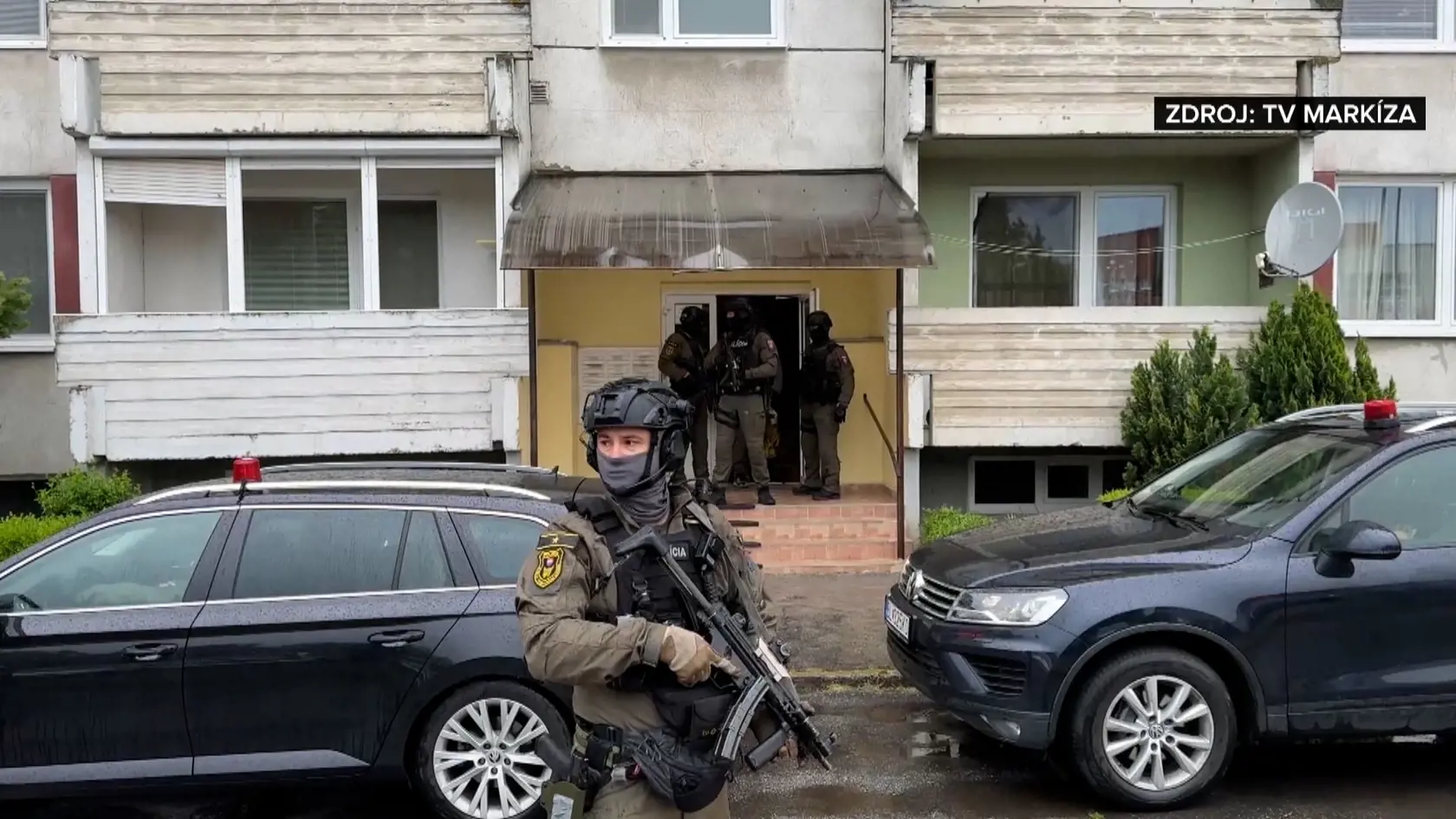 Národná kriminálna agentúra prehľadávala byt v Leviciach, kde Cintula býval so svojou manželkou. Na mieste bola aj TV Markíza, ktorá informovala, že elitní policajti a Lynx komando dorazili v piatok ráno (17. 5.). Strelca odvádzali z bytu v nepriestrelnej byte a prilbe.