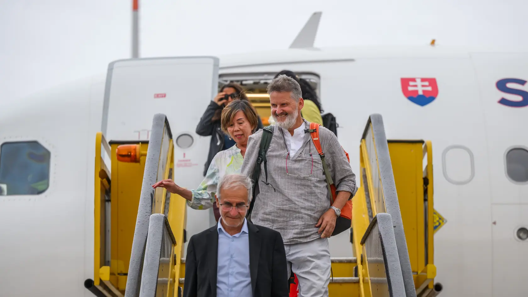 Na snímke prví evakuovaní občania SR spolu s občanmi z ďalších krajín vystupujú zo slovenského vládneho špeciálu, ktorý ich priviezol z krízovej oblasti Blízkeho východu na letisko M.R. Štefánika v Bratislave v pondelok 16. júna 2025. Lietadlo priletelo z jordánskej metropoly Ammán. Podľa ministra vnútra SR Matúša Šutuja Eštoka malo byť na palube 91 ľudí. FOTO TASR - Jaroslav Novák