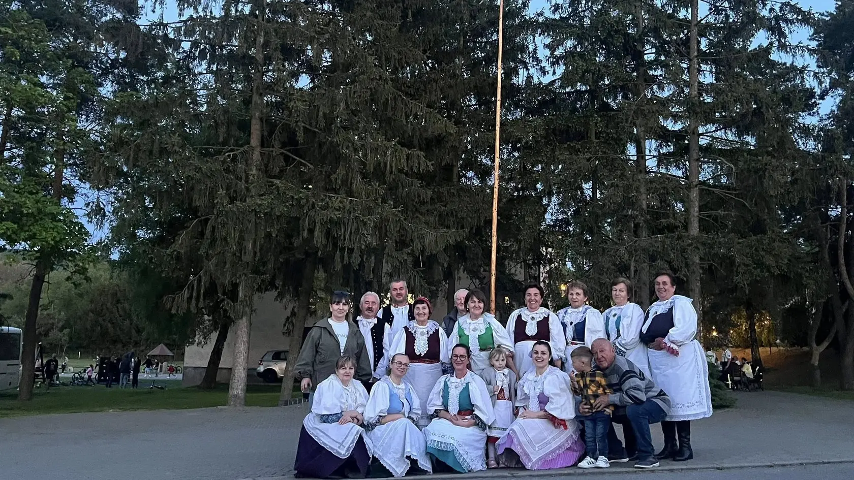 Folkloristi sa zvečnili pri postavenom máji.