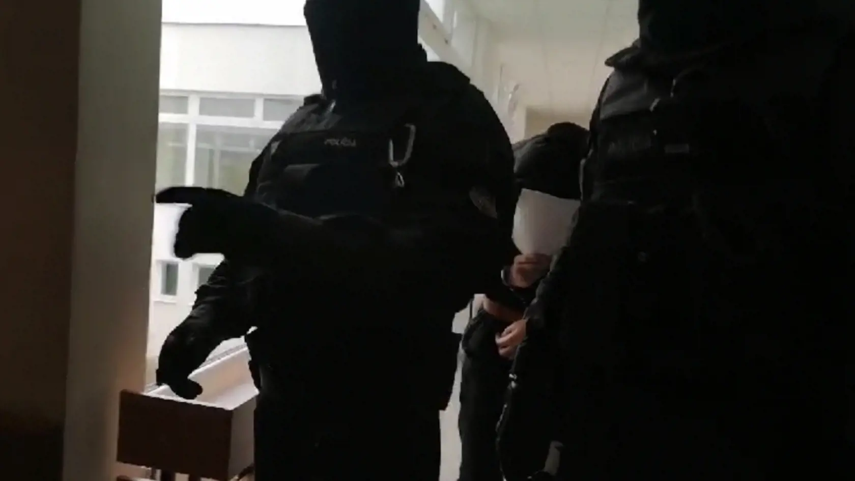 Daniela predvádzali traja po zuby ozbrojení policajti.