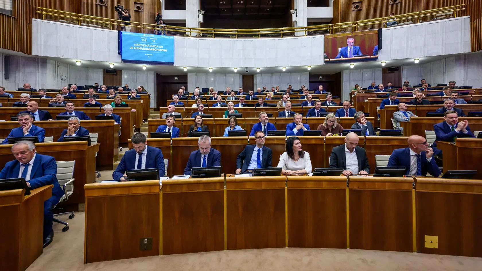 Na snímke plénum NR SR s tabuľou o otvorení 37. mimoriadnej schôdze Národnej rady SR v Bratislave 10. júna 2025. Návrh novely zákona o dani z finančných transakcií z dielne koaličnej SNS neprerokovali poslanci v utorok na 37. mimoriadnej schôdzi Národnej rady (NR) SR a vrátia sa k nemu až na nasledujúcej riadnej schôdzi v septembri. Mimoriadnu schôdzu síce otvorili a schválili aj jej program, keďže však rokovanie výborov o novele bolo predtým prerušené, nemohlo o nej v druhom čítaní rokovať plénum.