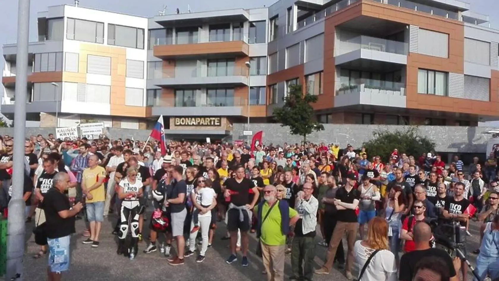 Pre kauzu Bašternák organizovala opozícia v lete protesty pred komplexom Bonaparte, kde býval expremiér Fico.