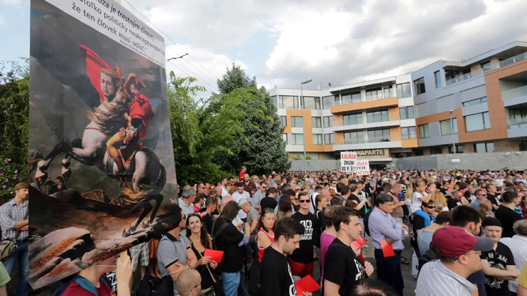 Pre kauzu Bašternák organizovala opozícia v lete protesty pred komplexom Bonaparte, kde býval expremiér Fico.