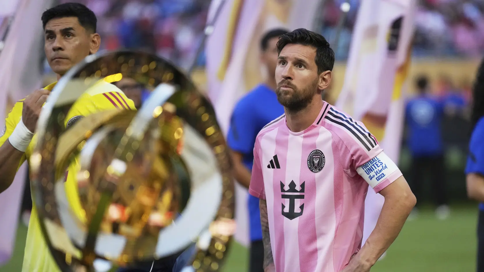 Futbalista Interu Miami Lionel Messi (vpravo) a brankár Miami Oscar Ustari stoja vedľa trofeje pred otváracím zápasom majstrovstiev sveta klubov.