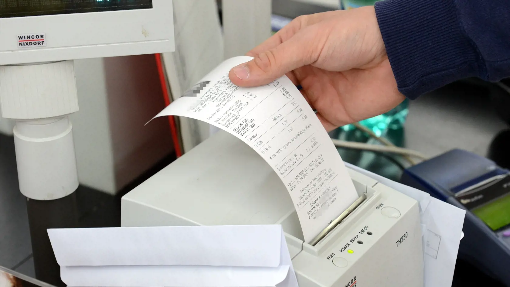 Prvá registrácia bločkov do Národnej bločkovej lotérie bude možná od 16. septembra. V lotérii sú použiteľné bločky vydané za nákup v obchodoch od 1. septembra, nie však staršie ako dva mesiace. Ich hodnota musí byť minimálne jedno euro. Prvé žrebovanie sa uskutoční 30. septembra. Na snímke predajňa v Košiciach 10. septembra 2013. FOTO TASR - František Iván