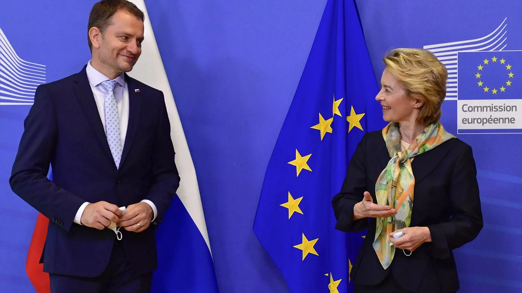 JB 27 Brusel - Predsedníčka Európskej komisie Ursula Von der Leyenová (vpravo) víta slovenského premiéra Igora Matoviča pred ich stretnutím v sídle EÚ v Bruseli 16. júla 2020. FOTO TASR/AP  

European Commission President Ursula von der Leyen, right, welcomes Slovakia's Prime Minister Igor Matovic prior to a meeting at the European Council building in Brussels, Thursday, July 16, 2020. (John Thys, Pool Photo via AP)