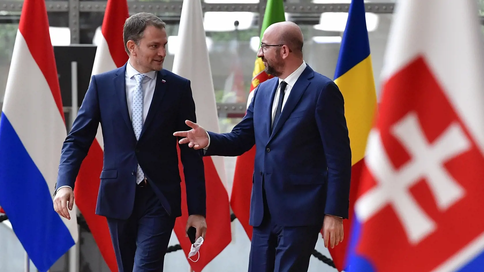 JB 16 Brusel - Predseda Európskej rady Charles Michel (vpravo) víta slovenského premiéra Igora Matoviča pred ich stretnutím v sídle EÚ v Bruseli 16. júla 2020. FOTO TASR/AP  

European Council President Charles Michel, right, welcomes Slovakia's Prime Minister Igor Matovic prior to a meeting at the European Council building in Brussels, Thursday, July 16, 2020. (John Thys, Pool Photo via AP)