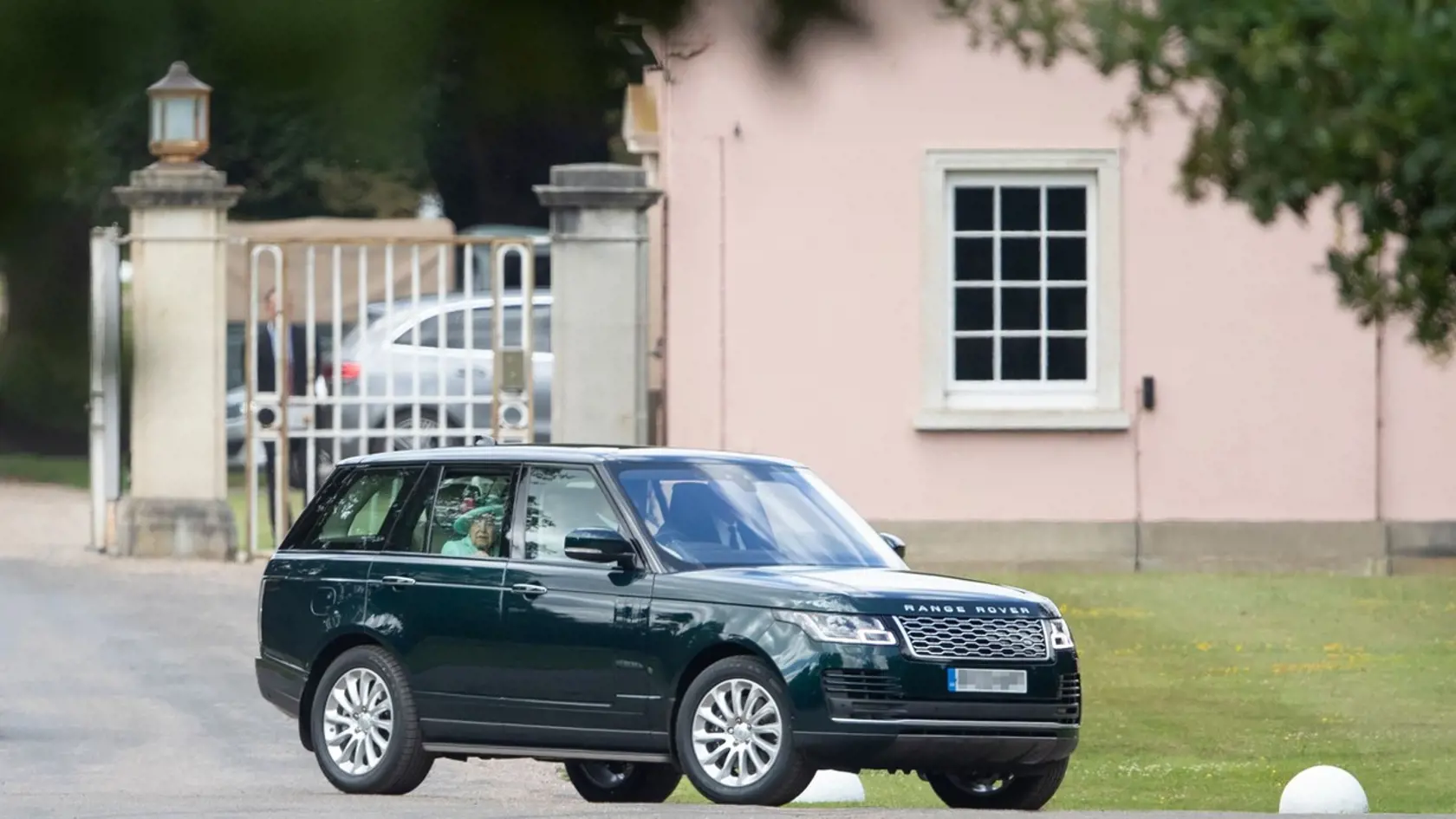 Kráľovná Alžbeta II. a princ Philip prichádzajú na svadbu svojej vnučky Beatrice.