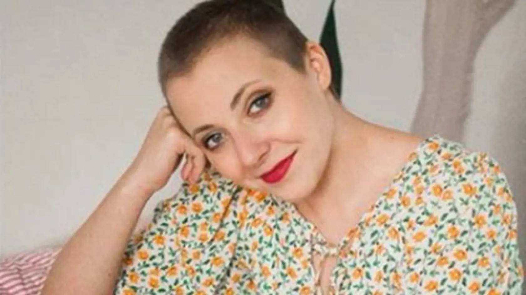 Anička Slováčková: "Odfotila si tam dievča, ktorým už nikdy späť nebudem. Po ktorom sa mi veľmi cnie, ale ktoré muselo ísť ďalej. S foťákom prechádzaš so mnou celú chorobu a ja sa teším a zároveň bojím toho, až uvidím všetky fotky po sebe," dodala Slováčková, ktoré už znovu rastú vlasy a postupne sa vracia do pracovného kolotoča.