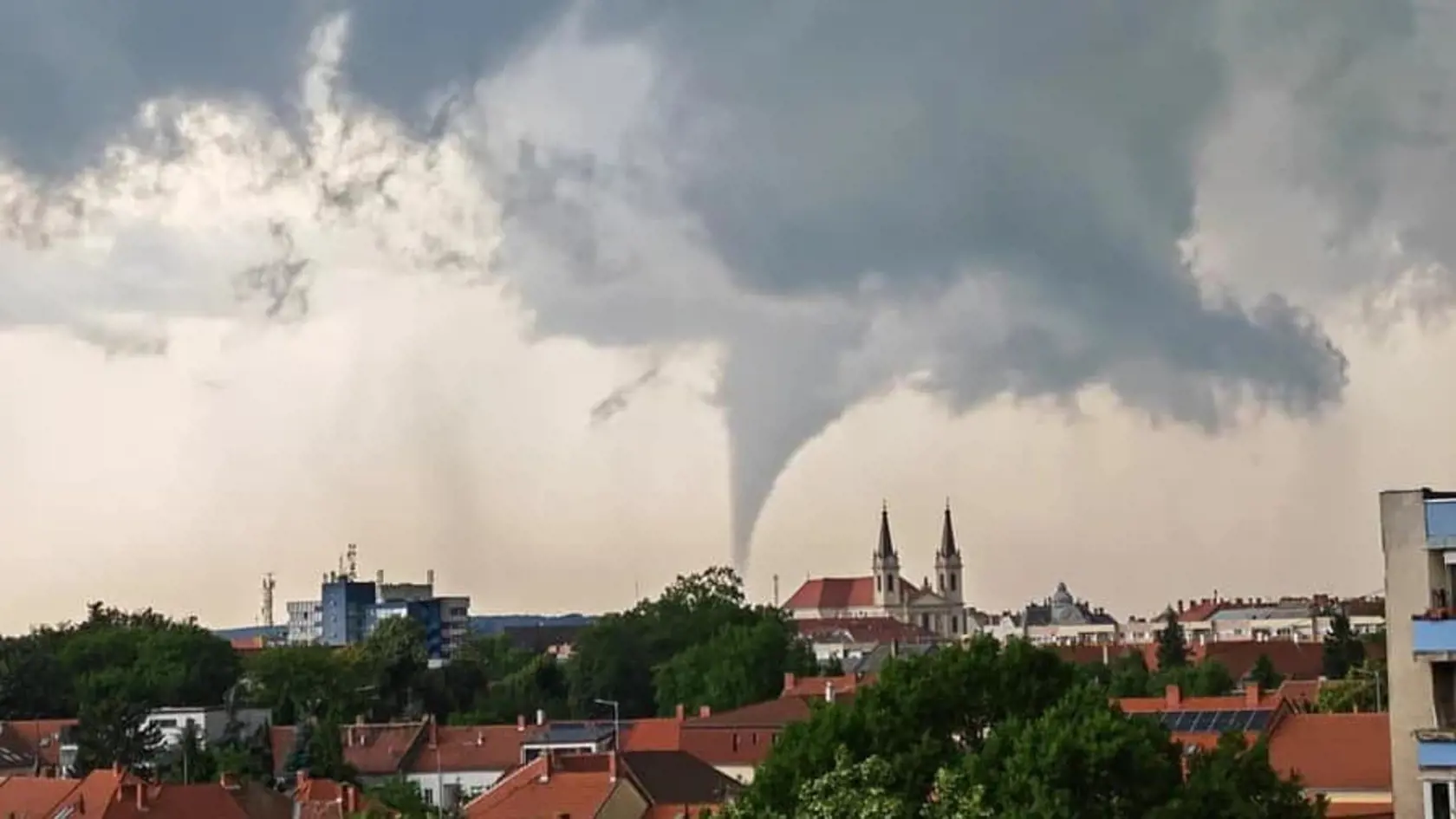 Asi 100 kilometrov od slovenských hraníc sa v nedeľu (6.6.) sformovalo tornádo. Vznikať začalo na rakúskych hraniciach a priblížilo sa k mestu Szombathely.