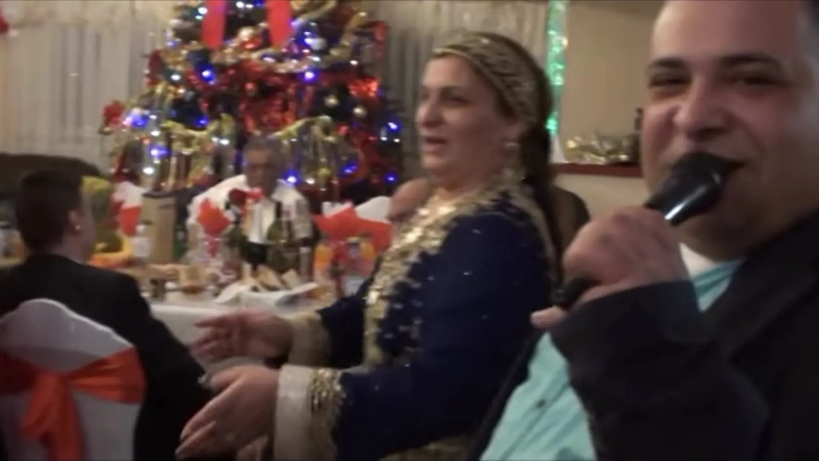 Na oslave často nechýba kapela so spevákom, ale aj moderátorom. Archívny záber z osláv sedemdesiatky Jenda.