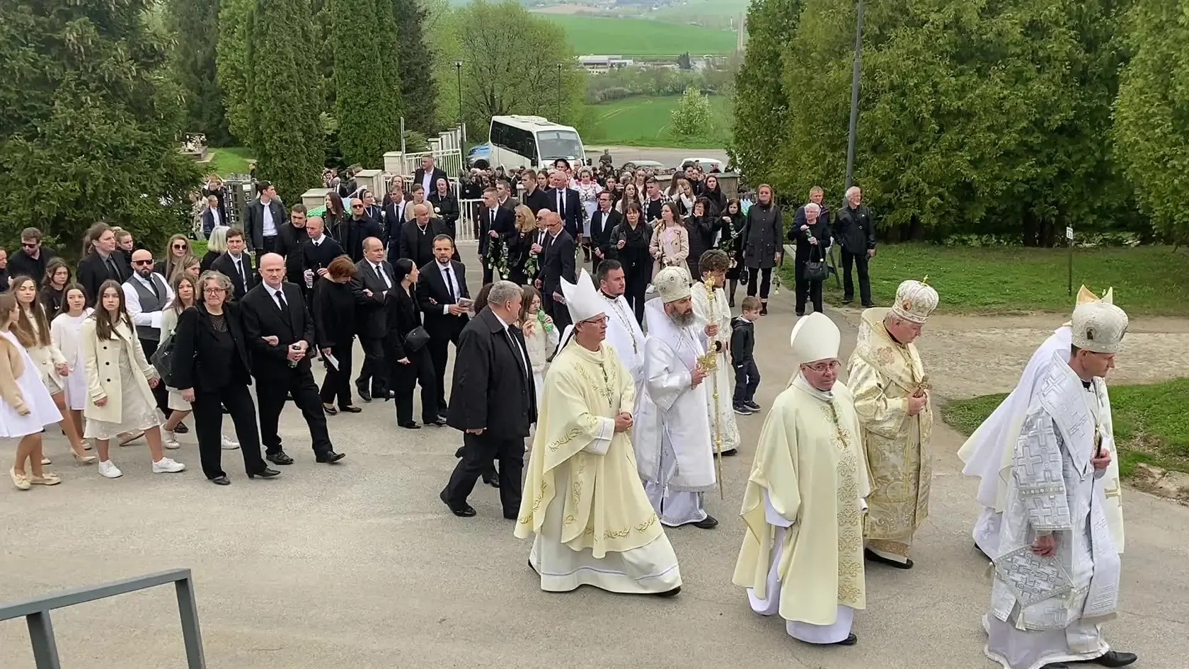 Pohreb obetí nehody zo Spišskej Kapituly: V smútočnom sprievode šli stovky pohrebných hostí