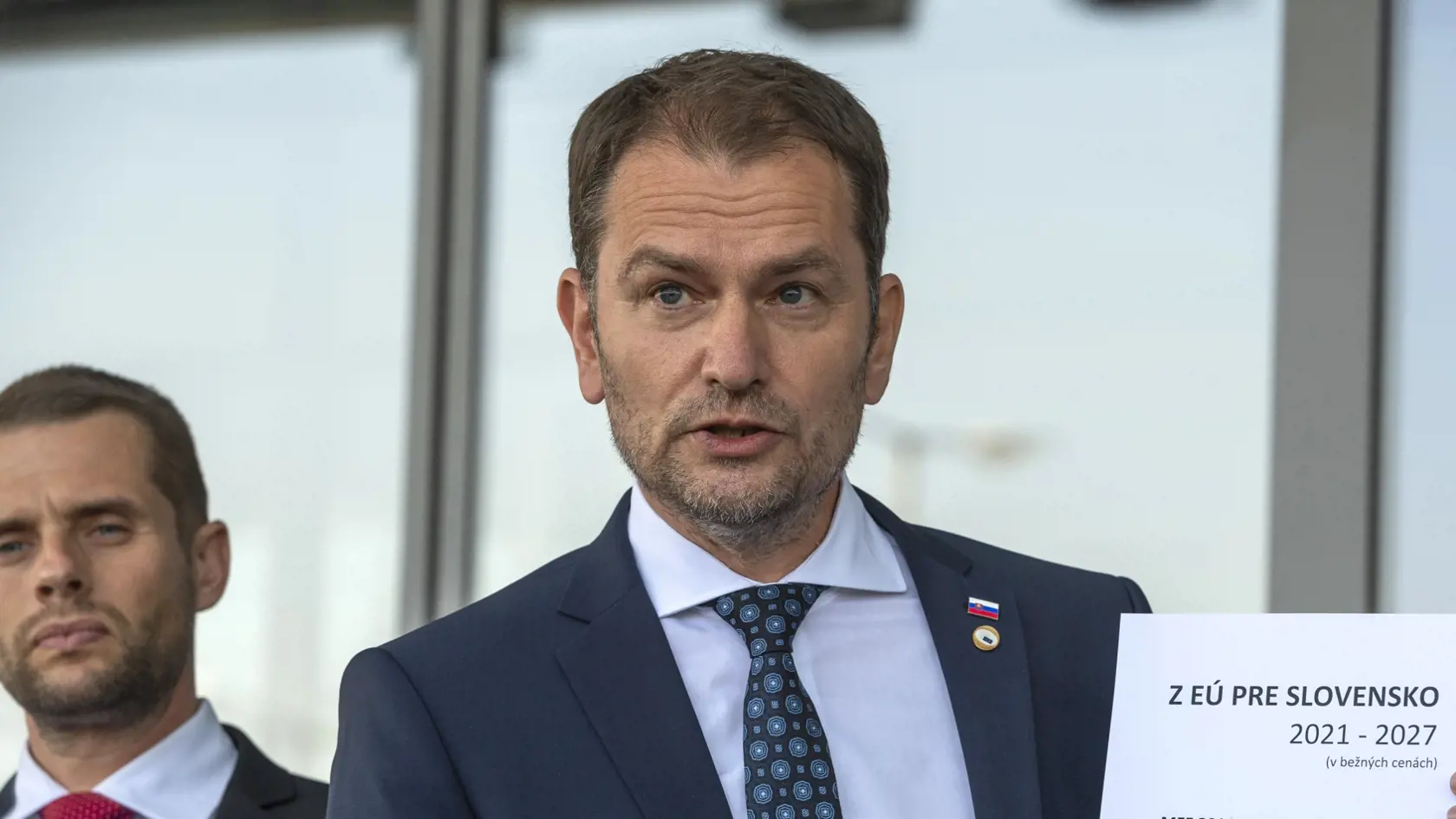 Na snímke zľava štátny tajomník Ministerstva zahraničných vecí a európskych záležitostí SR Martin Klus (SaS) a predseda vlády SR Igor Matovič (OĽaNO) počas tlačovej konferencie po prílete z Bruselu o dohode dosiahnutej na doposiaľ najdlhšom rokovaní Európskej rady v Bratislave 21. júla 2020.  Lídri EÚ dosiahli na mimoriadnom summite v Bruseli v utorok nadránom dohodu o záchrannom balíku pre ekonomiky po pandémii koronavírusu a o rozpočte Únie na obdobie rokov 2021-2027 - v bezprecedentnej celkov