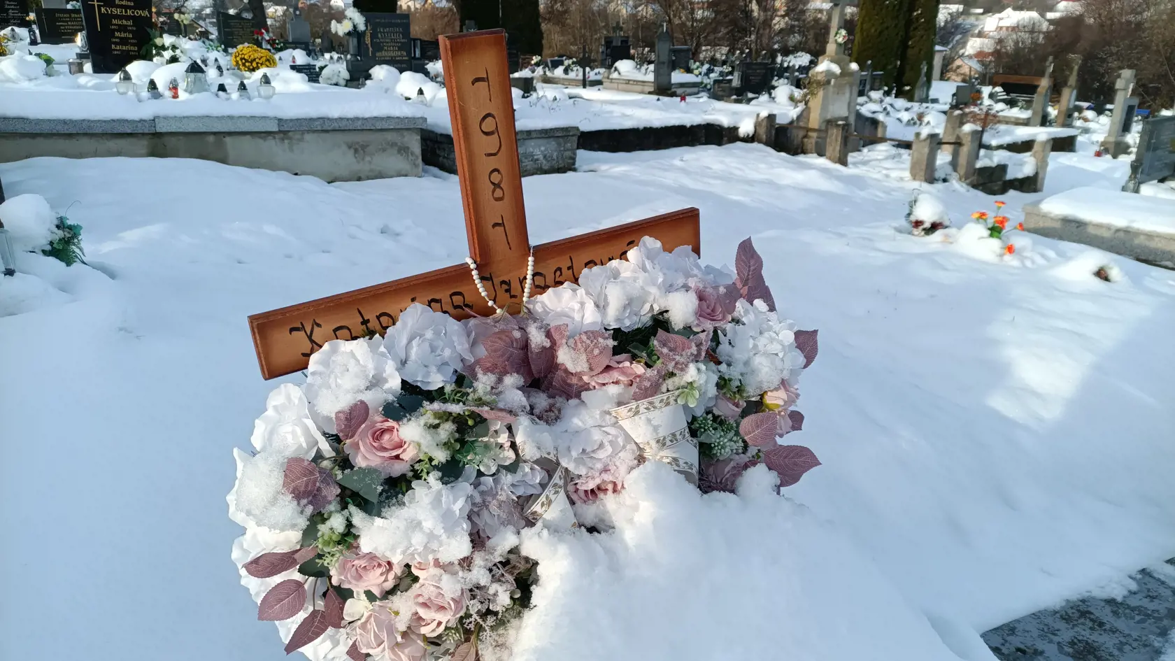 Na kríži s menom Kataríny visí veľké srdce a krížik. Jej vraha zatiaľ nenašli.