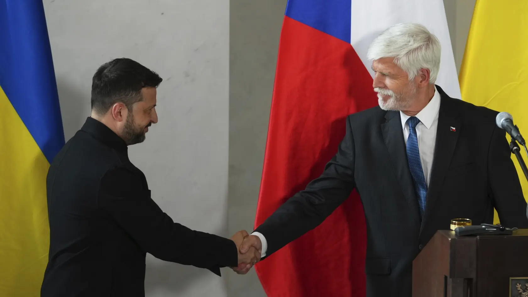 Na snímke ukrajinský prezident Volodymyr Zelenskyj (vľavo) a český prezident Petr Pavel (vpravo) si podávajú ruky po tlačovej konferencii na Pražskom hrade v nedeľu 4. mája 2025.