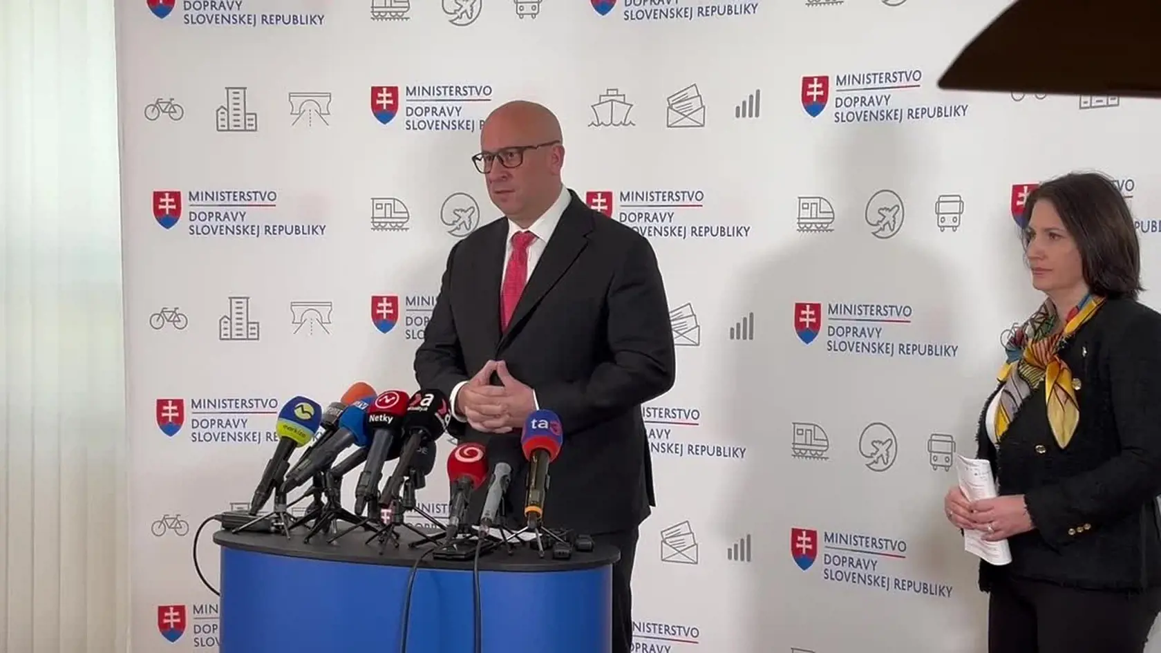 Menej administratívy, ale aj skrátenie lehôt prináša novela stavebného zákona z dielne ministerstva dopravy. Platiť začne od apríla. Minister dopravy Jozef Ráž ocenil fakt, že zaň zahlasovali aj niektorí opoziční poslanci.