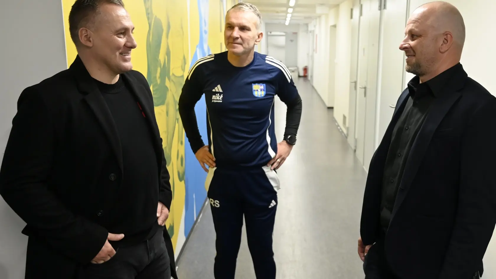 Na snímke zľava generálny manažér klubu FC Košice Pavol Turczyk, tréner FC Košice Roman Skuhravý a nový športový riaditeľ FC Košice Marek Sapara v priestoroch Košickej futbalovej arény 8. januára 2025 v Košiciach. FOTO TASR - Roman Hanc