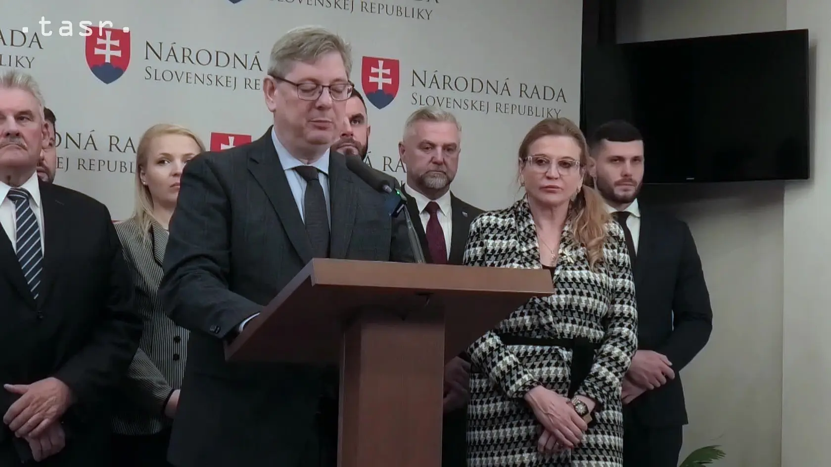 Služby Centra právnej pomoci (CPP) majú byť dostupnejšie širšiemu okruhu ľudí. Zvýši sa príjmová hranica klientov, ktorá je jednou z podmienok na priznanie nároku na poskytnutie právnej pomoci. Vyplýva to z novely zákona o poskytovaní právnej pomoci osobám v materiálnej núdzi, ktorú schválila NR SR.