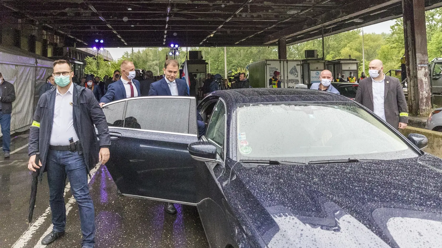 na snimke  -  Igor Matovič predseda vlady SR a Zsolt Semjén vicepreniér vlády Maďarska na hraničnom prechode Medveďov- Vámosszabadi