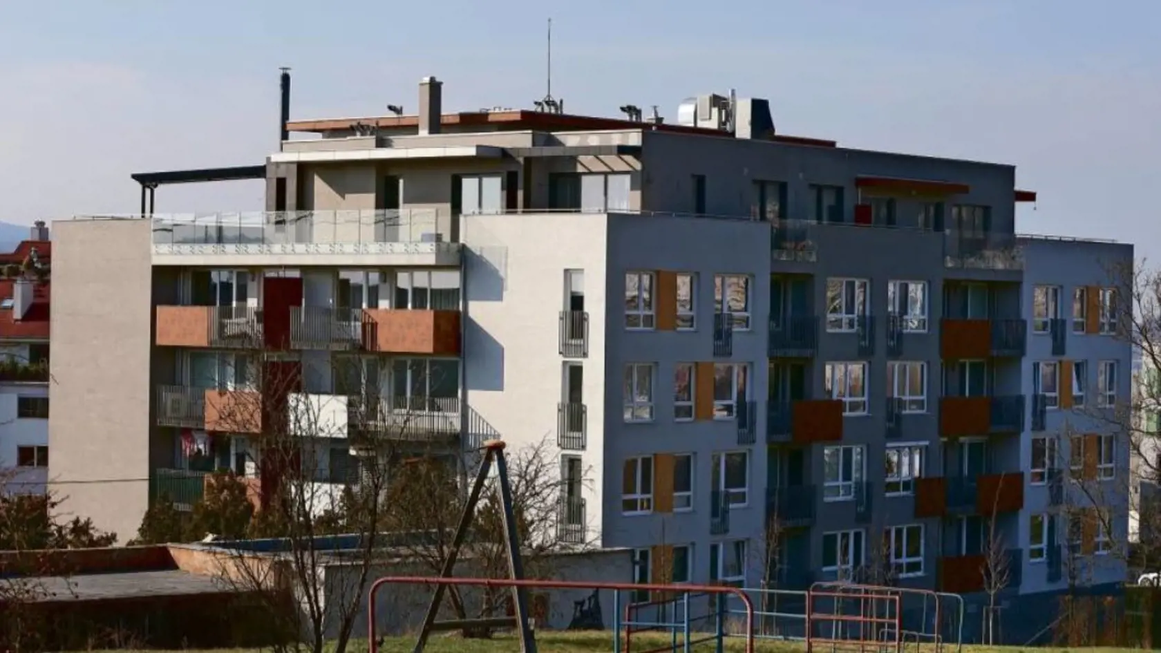 Manželia Sajfa a Veronika bývajú v tejto bytovke na najvyššom poschodí.