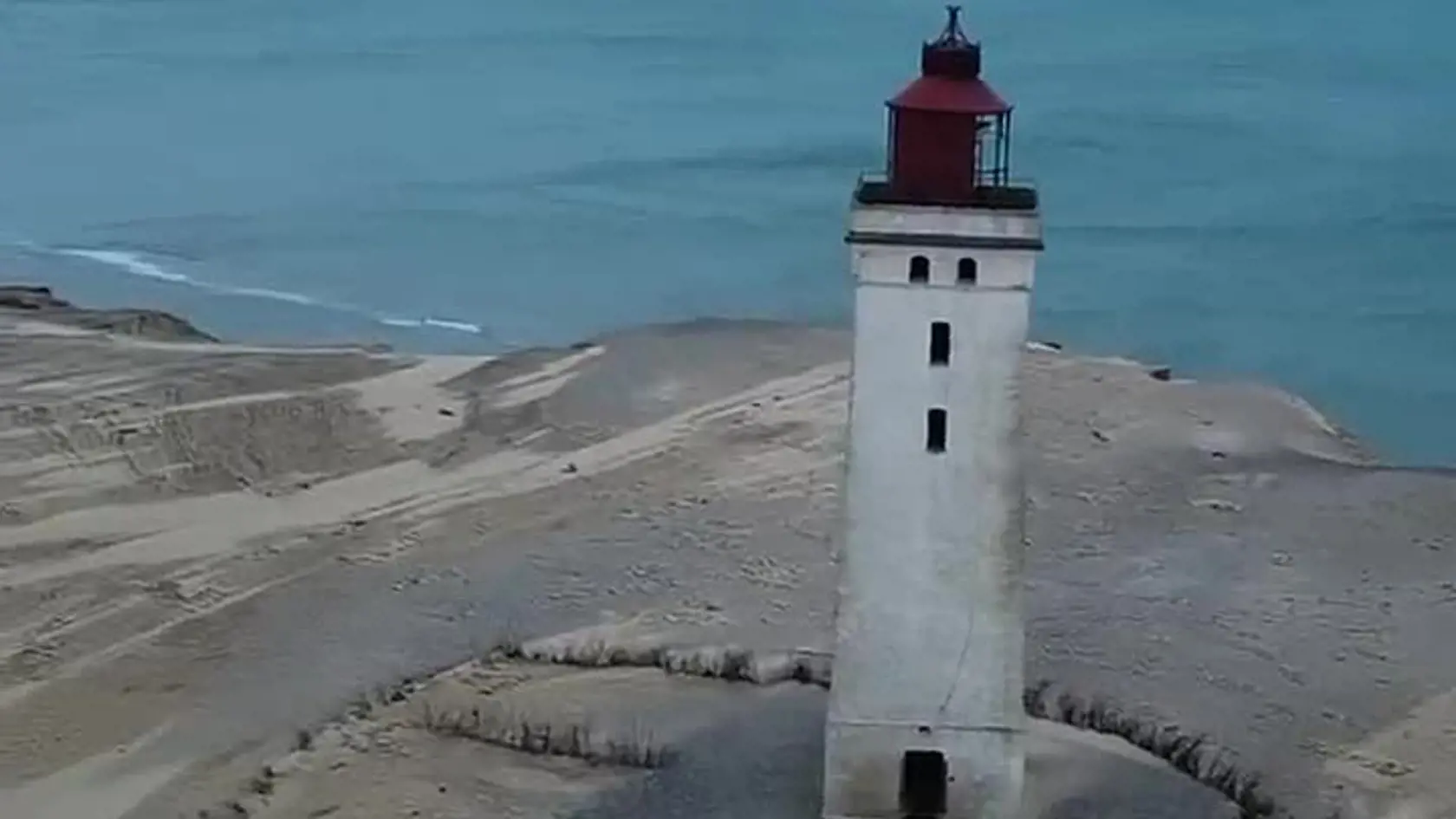 Dánsko sa môže pochváliť mnohými historickými majákmi, no Rubjerg Knude patrí medzi najzaujímavejšie.
