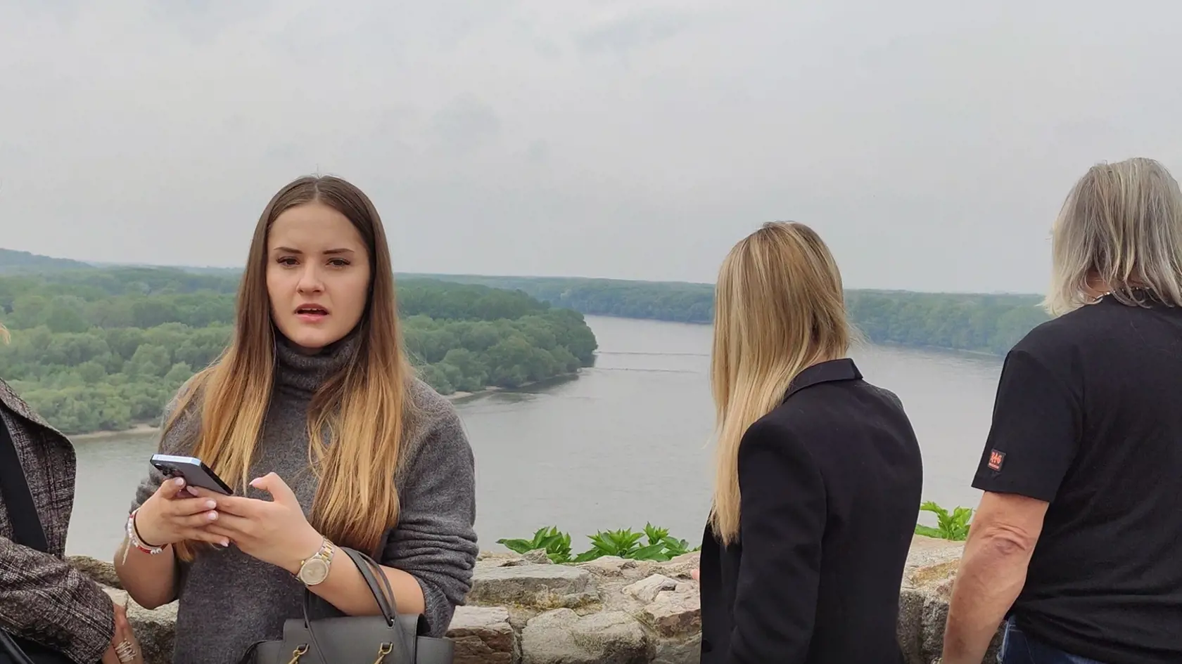 Rodinka Geissenovcov navštívila počas druhého dňa svojej návštevy na Slovensku zrúcaninu hradu Devín v Bratislave. Carmen, Roberta, Shaniu a Davinu sprevádzali predseda BSK Juraj Droba a minister hospodárstva Richard Sulík.