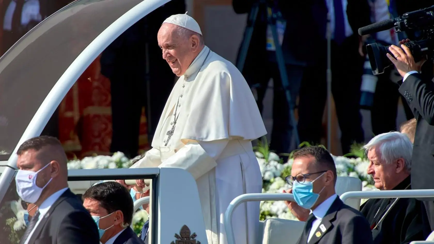 Jazda papamobilom pomedzi veriacich pred prešovskou mestskou halou pred začiatkom svätej liturgie.