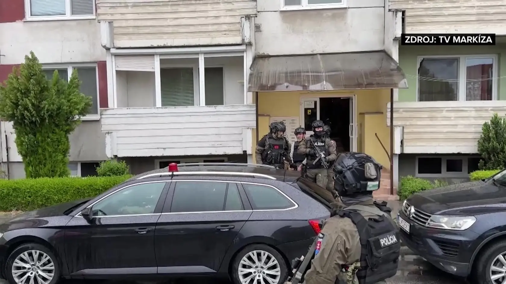 Atentátnika pri presunoch sprevádza po zuby ozbrojená eskorta.