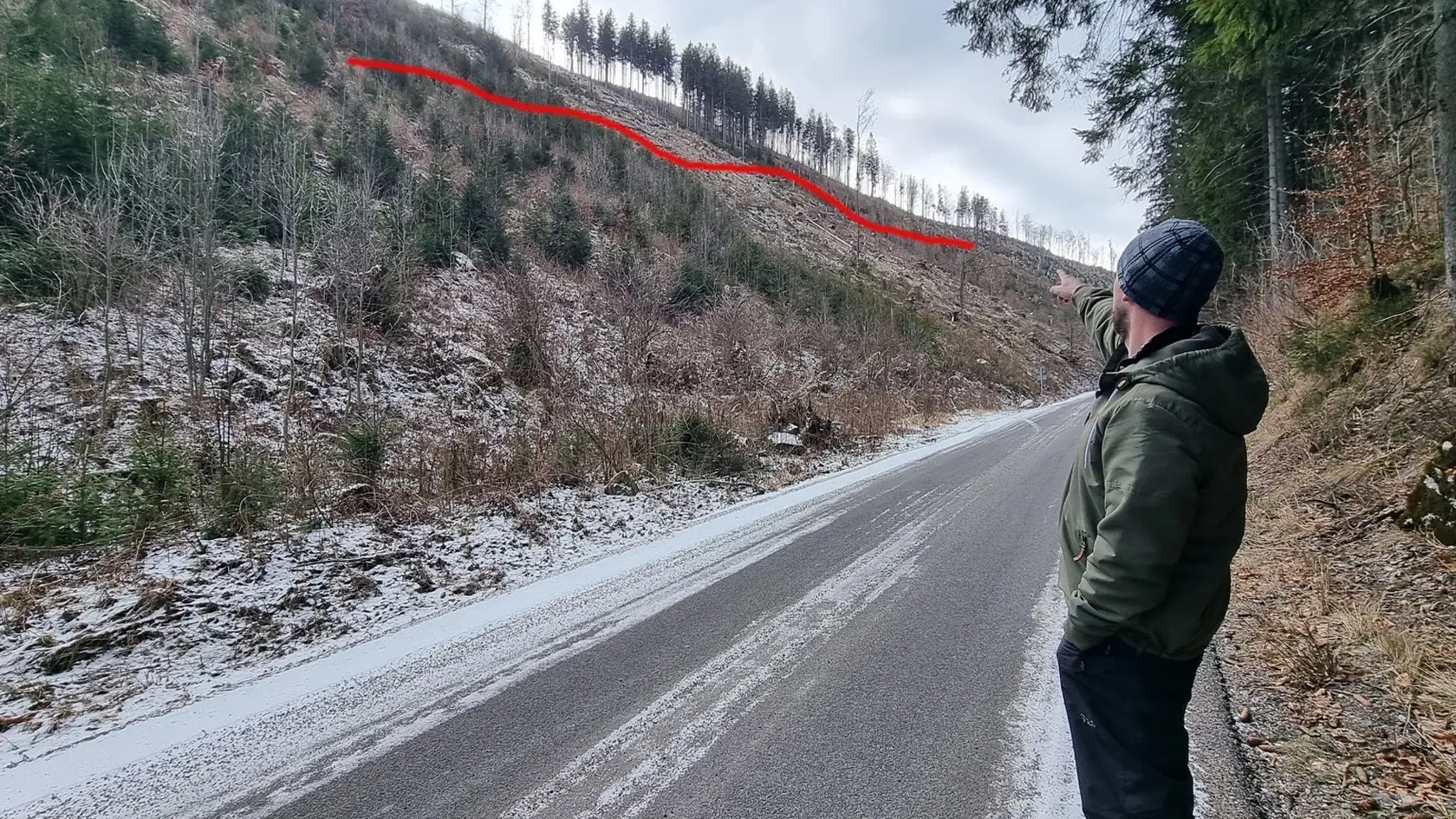 Otec dvoch detí Lukáš (38) ukazuje, odkiaľ sa medveď vyrútil.