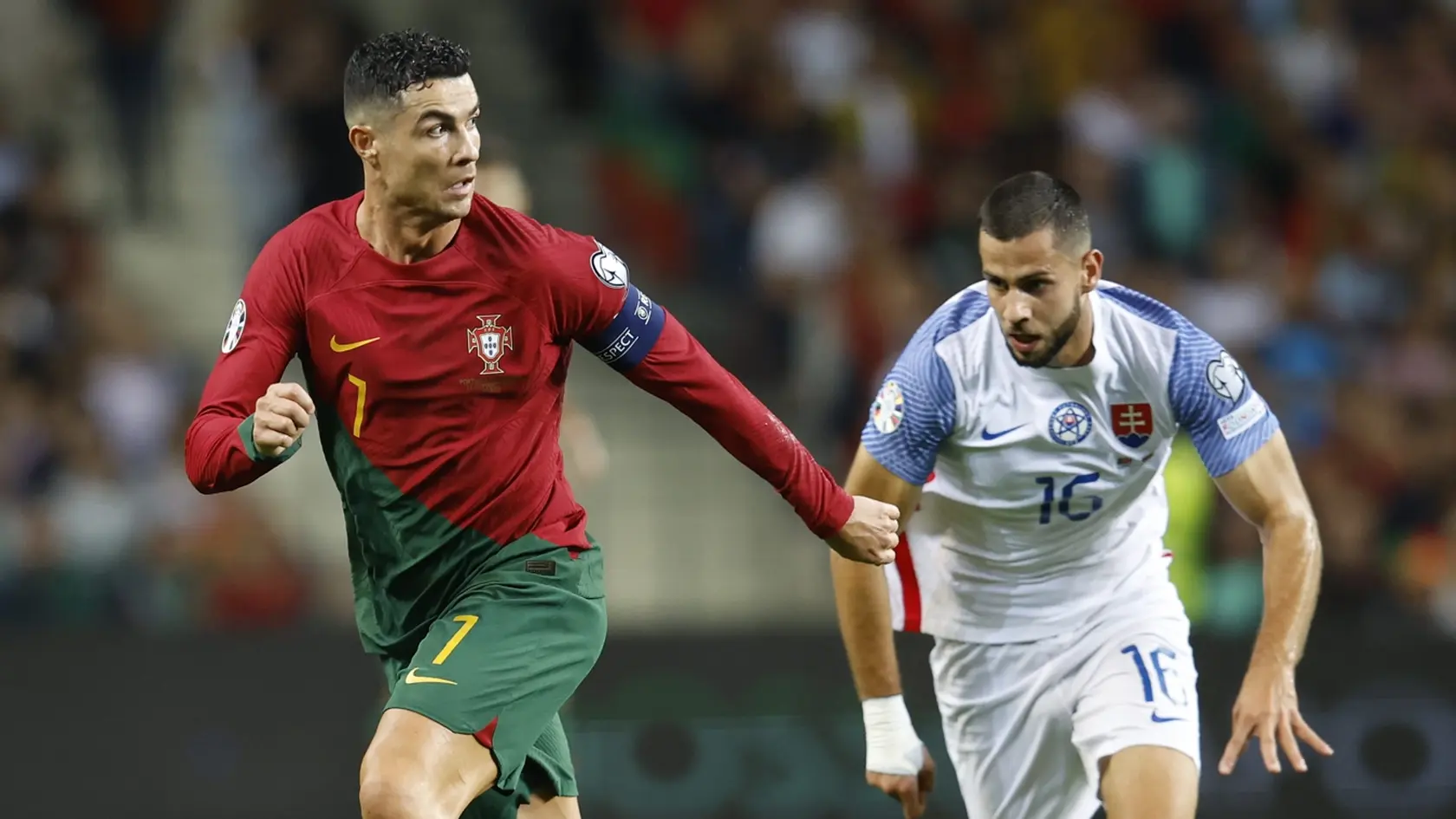 Cristiano Ronaldo a Dávid Hancko v zápase kvalifikácie ME 2024.