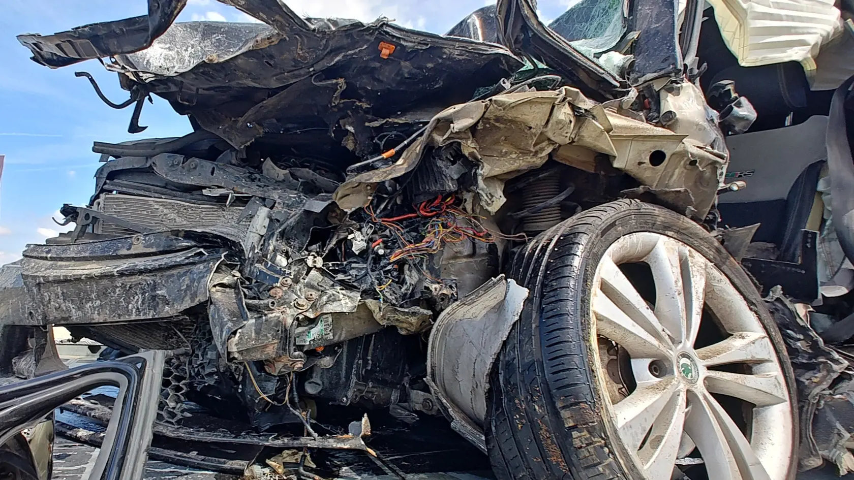 Viaceré autá sa zrazili pri diaľnici D1 za obcou Blatné. Na mieste zasahoval aj vrtuľník a čelná zrážka si vyžiadala jednu obeť a troch zranených. Medzi zranenými je aj dieťa.